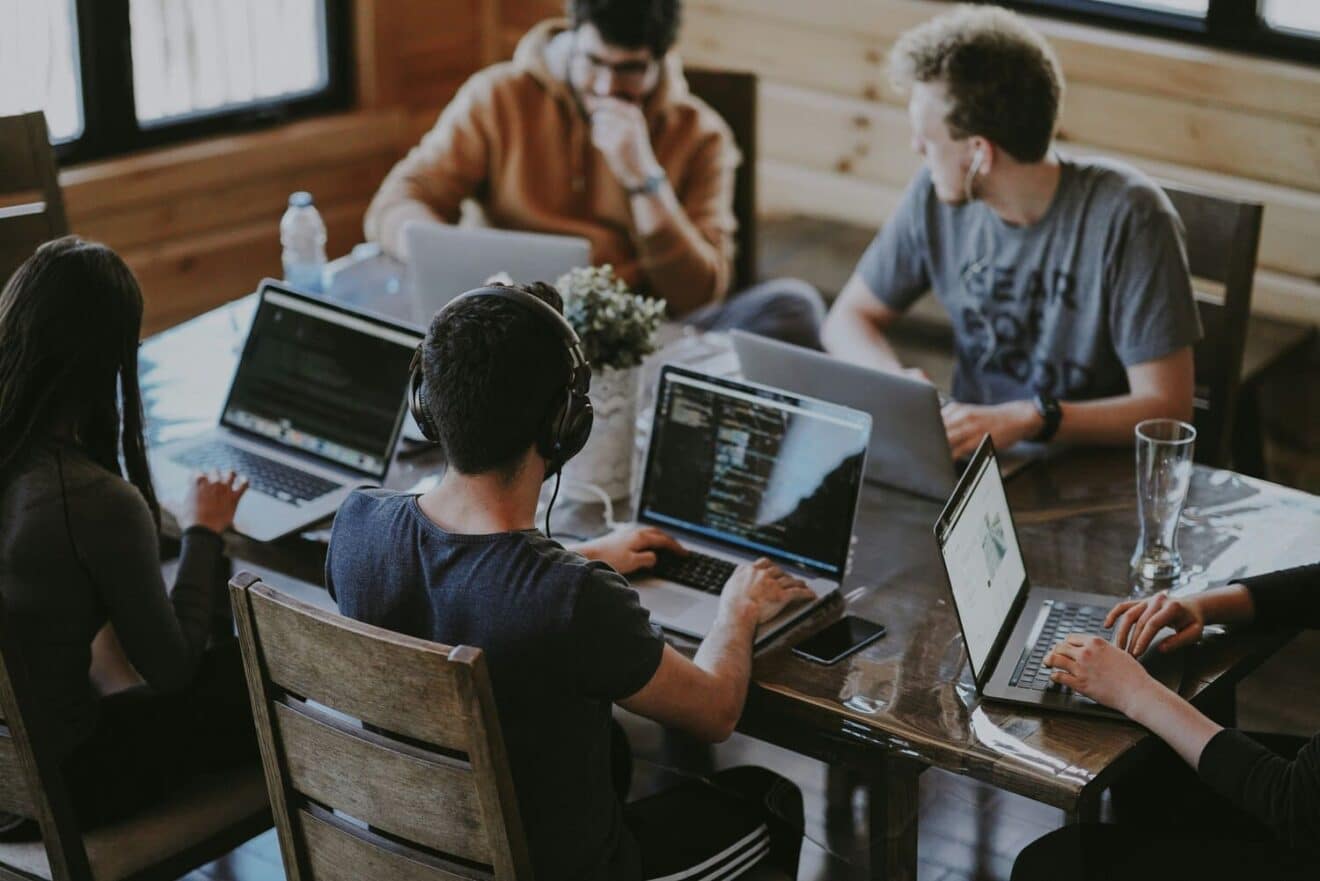 Personnes collaborant sur ordinateurs portables.