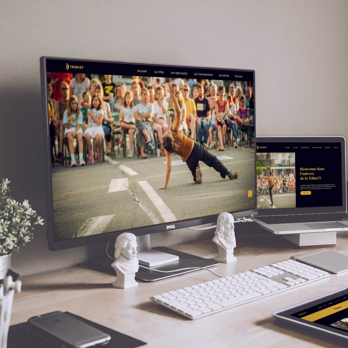 Moniteur affichant site web avec danseur et audience.
