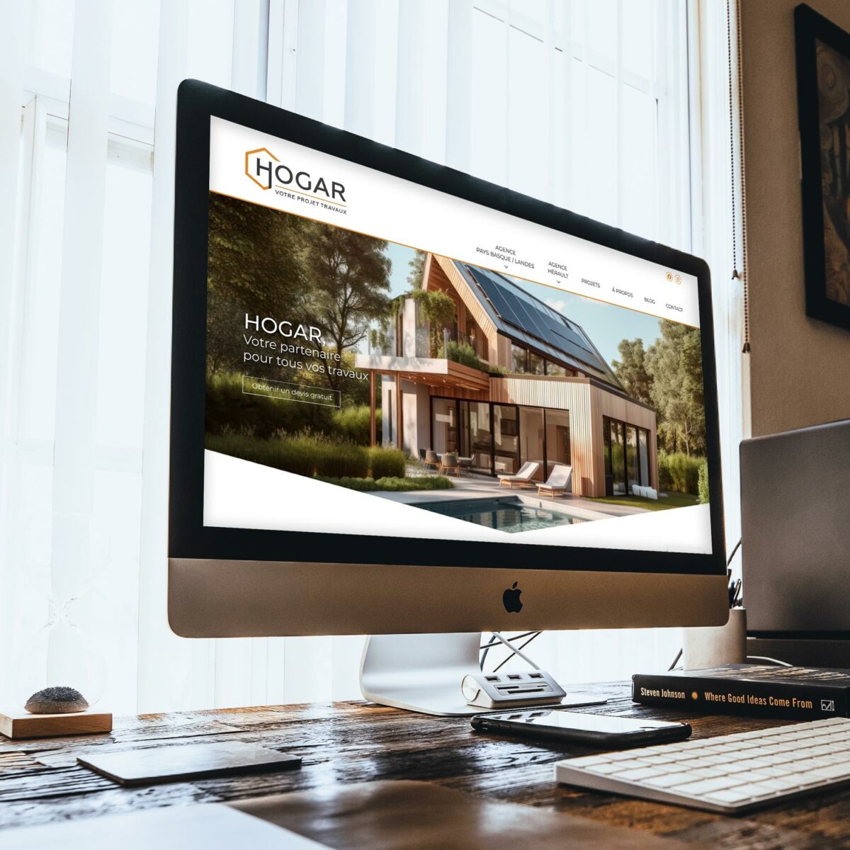 Ordinateur affichant site web de construction durable.