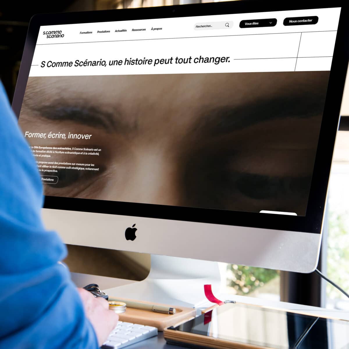 Personne utilisant un ordinateur avec site web affiché.